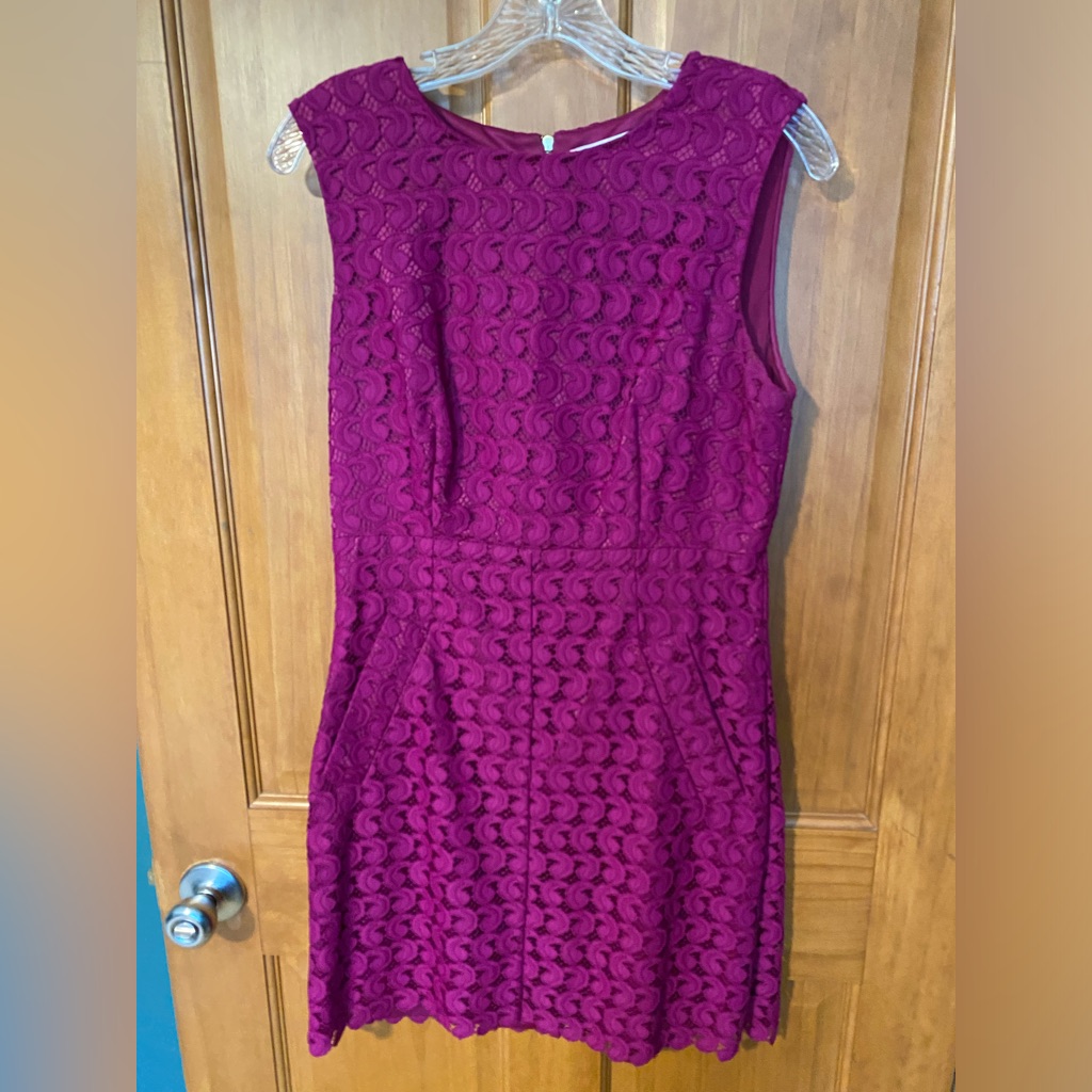 Diane Von Furstenberg Magenta. Size 8 Sleeveless Lace Mini Dress.